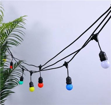 Luces de cadena de colores al aire libre